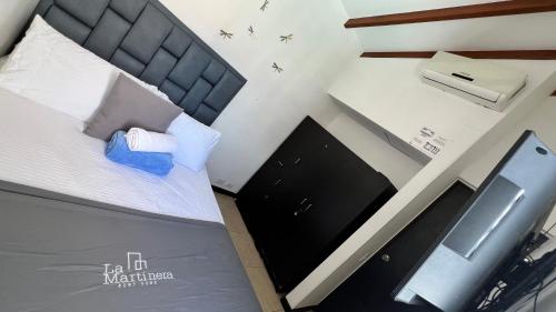an overhead view of a bedroom with a bed and a television at Hermoso Apartasol!! cerca a Plaza Principal, Aire Acondicionado, Vista a la Piscina in Santa Fe de Antioquia