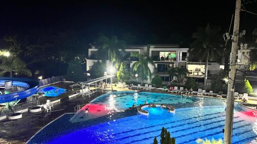 a large swimming pool at night with people in it at Hermoso Apartasol!! cerca a Plaza Principal, Aire Acondicionado, Vista a la Piscina in Santa Fe de Antioquia