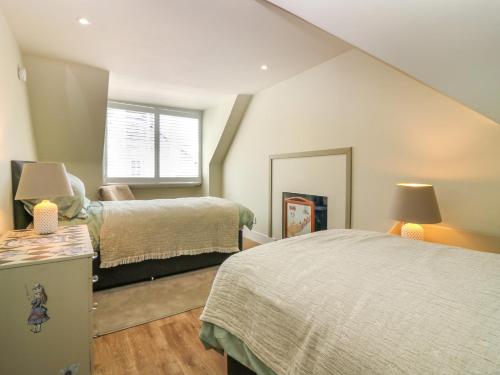 Un dormitorio con dos camas y una ventana. en 1A Carmelite Street, en Banff