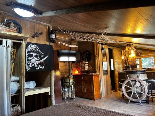 海滨圣玛丽Les Chambres de Paulette Chambres à Thème Jack Sparrow的墙上挂着海盗标志的房间