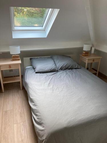 - une chambre avec un lit, 2 tables de chevet et une fenêtre dans l'établissement Villa très proche de la plage, à Cabourg