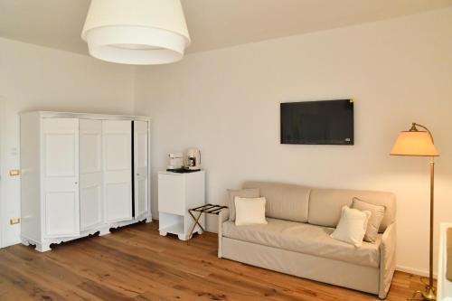 a living room with a couch and a tv at Casa FEREMI in Cavallino di Lecce