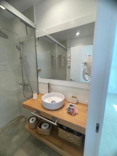 a bathroom with a sink and a shower at Ventana del Nublo 1D in Tejeda