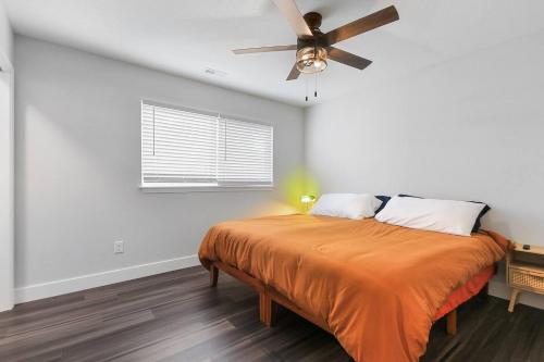 Ένα ή περισσότερα κρεβάτια σε δωμάτιο στο Groovy Getaway king suites, sleeps 8, dogs ok