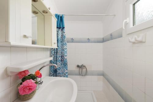 A bathroom at Santos Holidays