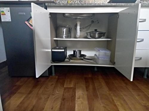 a kitchen cabinet with two pots and pans at Tu casa en Montevideo in Montevideo