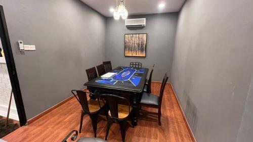 a dining room with a table with chairs at Parvatis Guesthouse in Klang