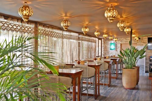 555 Hotel Clubbing Adults Onlyにあるレストランまたは飲食店