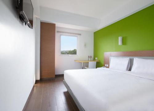 Tempat tidur dalam kamar di Amaris Hotel Citra Raya – Tangerang