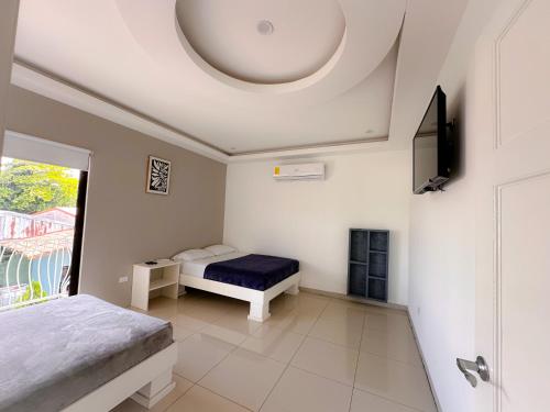 Télévision ou salle de divertissement dans l'établissement Casa Garitas GuestHouse & Car Rental - Free SJO Airport Shuttle - casagaritas com