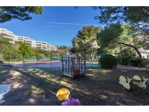 - une aire de jeux dans un parc avec un court de tennis dans l'établissement Ciel de Fabron, à Nice