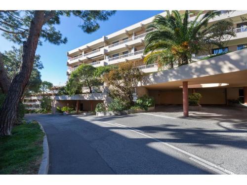 un parking vide devant un immeuble dans l'établissement Ciel de Fabron, à Nice