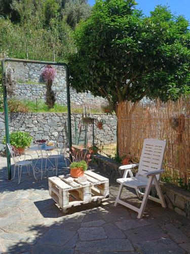 Taman di luar La Casa dei Due Aranci