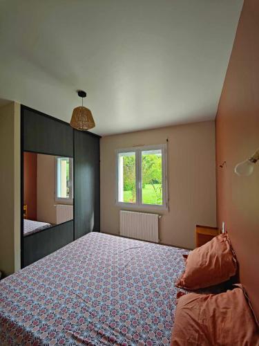 une chambre avec un grand lit et une fenêtre dans l'établissement Maison au Calme à la Campagne, Proche Village et à Quelques kms des Plages, à Marzan