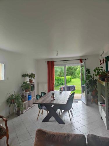 un salon avec une table et un canapé dans l'établissement Maison au Calme à la Campagne, Proche Village et à Quelques kms des Plages, à Marzan