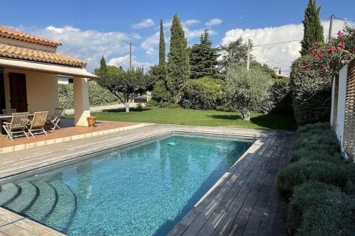 une piscine devant une maison dans l'établissement Villa l'Olivier en Provence 5ch piscine jardin et clim, à Lambesc