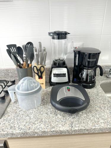 a kitchen counter with a blender on a counter top at Apartamento NUEVO, moderno e inteligente in Ibagué
