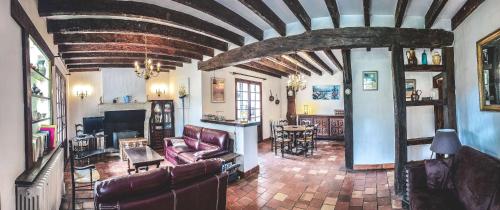 un salon avec un canapé et une table dans l'établissement SEIGNOSSE Villa LA FERME pour 8 personnes à 500m des plages, à Seignosse