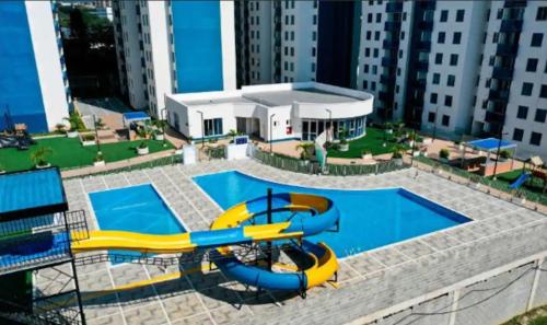 a pool with a water slide in front of a building at Apartamento NUEVO, moderno e inteligente in Ibagué
