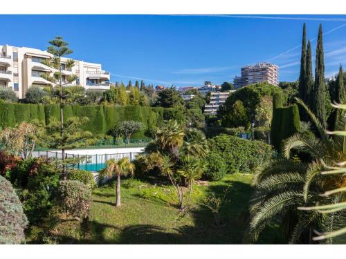 Elle offre une vue sur un jardin avec des arbres et une piscine. dans l'établissement Ciel de Fabron, à Nice