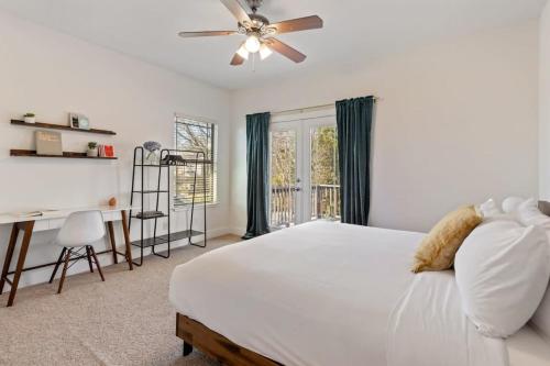 Ένα ή περισσότερα κρεβάτια σε δωμάτιο στο Eastside Home - Sauna &Cold Plunge - Close to DT