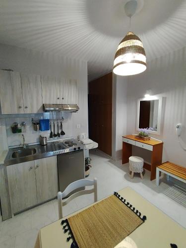 Una cocina o zona de cocina en Ardani Bay Studios