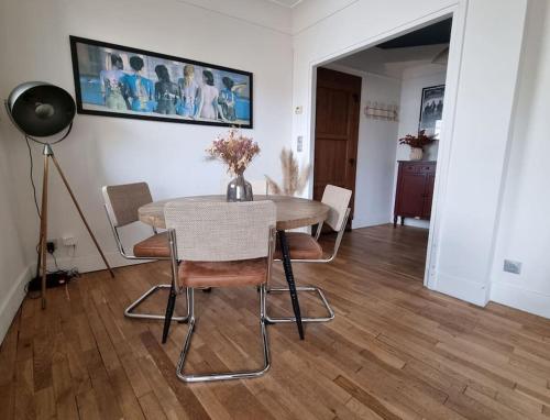 une salle à manger avec une table et des chaises dans l'établissement Appartement Dunkerque Centre Théâtre, à Dunkerque