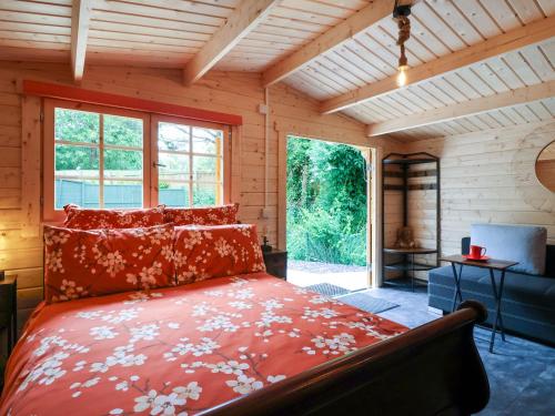 Postel nebo postele na pokoji v ubytování Log Cabin - Amber Glow