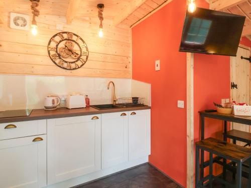 Kuchyň nebo kuchyňský kout v ubytování Log Cabin - Amber Glow