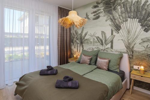 En eller flere senge i et værelse på Platán Holiday Apartman with lakeview