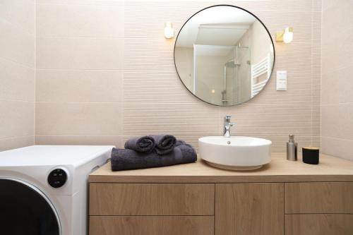 Et badeværelse på Platán Holiday Apartman with lakeview