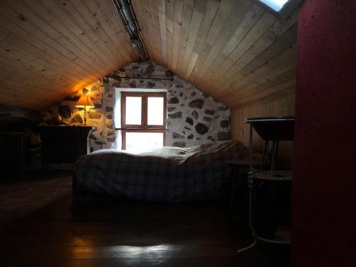 a bedroom with a bed in a room with a window at Chalé na Montanha Casa de Baixo in Manteigas