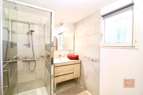 a bathroom with a shower and a sink at La Digue, 2 chambres, vue mer et piscine in La Seyne-sur-Mer