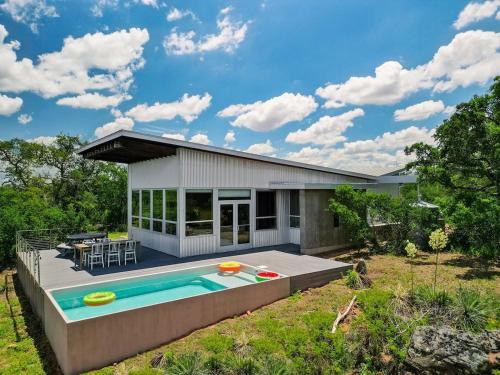 Taman di luar Lazo House - Riverfront with Overlooking Llano River