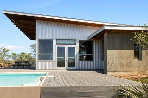 Kolam renang di atau dekat dengan Lazo House - Riverfront with Overlooking Llano River