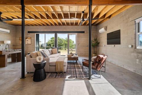 Ruang duduk di Lazo House - Riverfront with Overlooking Llano River