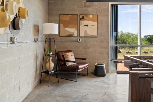 Ruang duduk di Lazo House - Riverfront with Overlooking Llano River