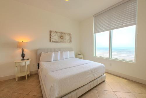 Ένα ή περισσότερα κρεβάτια σε δωμάτιο στο Sapphire Beachfront Condo #1108