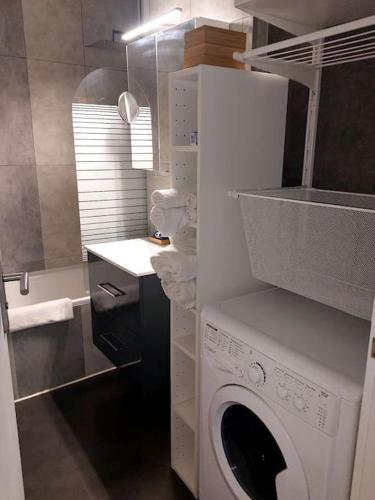 - une buanderie avec un lave-linge et un évier dans l'établissement 