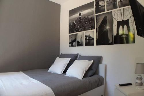 une chambre avec un lit avec trois tableaux au mur dans l'établissement 