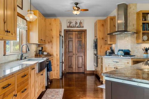 Η κουζίνα ή μικρή κουζίνα στο Enchanted Rockview House - 3 Bedroom-Firepit