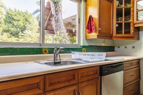 a kitchen with a sink and a window at Villa privada en Chuburná in Mérida