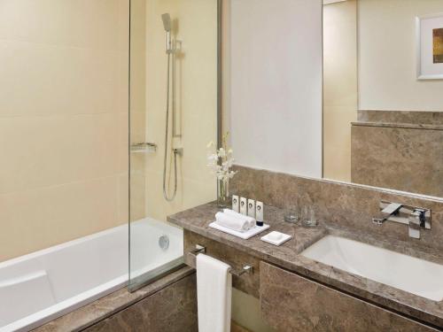 Ένα μπάνιο στο Mövenpick Hotel Tahlia Jeddah