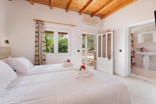 A bed or beds in a room at Santos Holidays