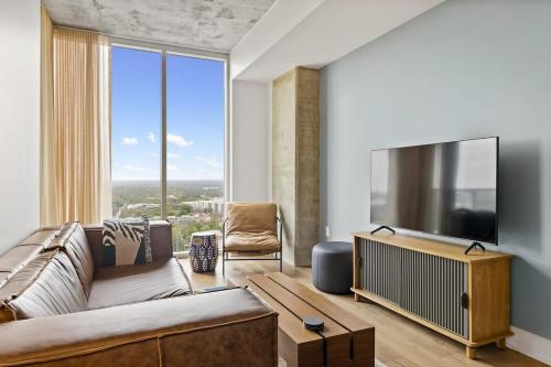 ein Wohnzimmer mit Couch und Flachbildfernseher in der Unterkunft Luxe Condo in Downtown Austin in Austin