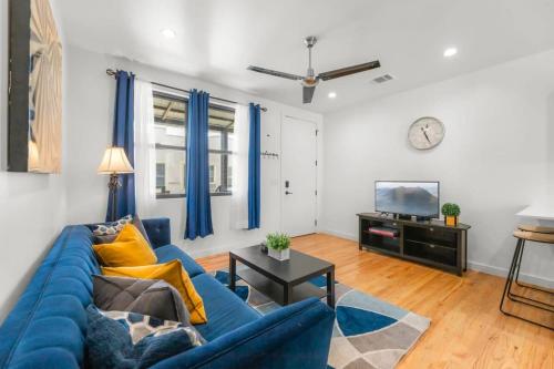 オースティンにあるModern Condo with Parking - Bの青いソファとテレビのあるリビングルーム