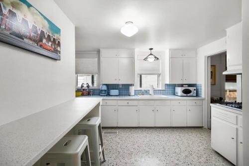Η κουζίνα ή μικρή κουζίνα στο Retro Austin Home S Congress Ave