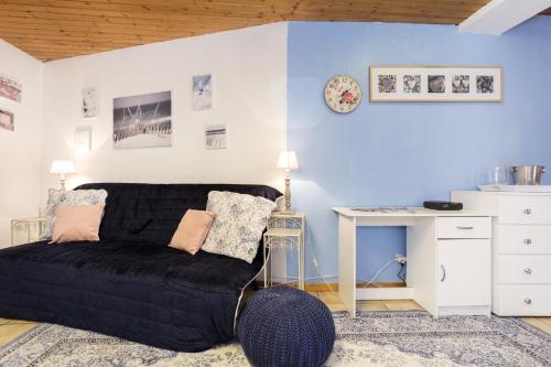 - un salon avec un canapé noir et un bureau dans l'établissement Romantic Studio Center, à Colmar