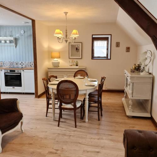 une salle à manger avec une table et des chaises dans l'établissement Appartement Le Lioran By Les Monts du Cantal, à Murat