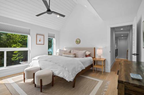 ein Schlafzimmer mit einem großen Bett und einem Deckenventilator in der Unterkunft Home in Cherrywood with Private Backyard in Austin